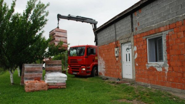 КОСТИЋИМА КРОВ ОД ГРАДА: Из буџета Бијељине издвојено 4.000 КМ како би млада породица имала адекватне услове за живот КОСТИЋИМА КРОВ ОД ГРАДА: Из буџета Бијељине издвојено 4.000 КМ како би млада породица имала адекватне услове за живот