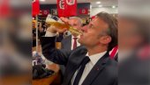 MAKRON STUKAO PIVO U JEDNOM DAHU: Francuski predsednik pokazao kakav ima cug (VIDEO) MAKRON STUKAO PIVO U JEDNOM DAHU: Francuski predsednik pokazao kakav ima cug (VIDEO)