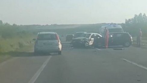 UŽASNA SAOBRAĆAJKA KOD UMKE: Direktan sudar dva automobila, Hitna pomoć pomaže povređenima, delovi kola na sve strane (VIDEO)