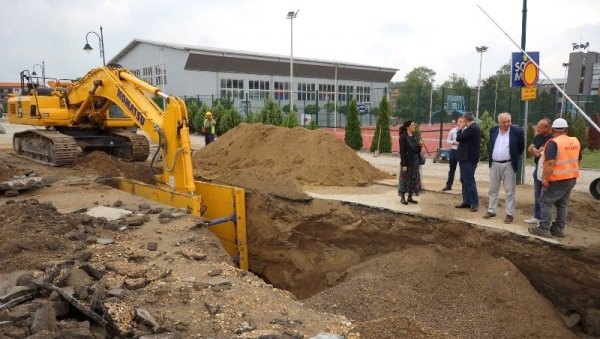 НА СРЕБРНОМ ЈЕЗЕРУ ГРАДИ СЕ КАНАЛИЗАЦИОНИ КОЛЕКТОР: Важан инфраструктурни пројекат