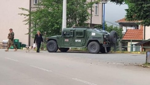 KFOR SPREČIO KURTIJEVU POLICIJU DA UĐE U LEPOSAVIĆ: Vojnici međunarodne misije na svim prilazima ka centru (FOTO) KFOR SPREČIO KURTIJEVU POLICIJU DA UĐE U LEPOSAVIĆ: Vojnici međunarodne misije na svim prilazima ka centru (FOTO)