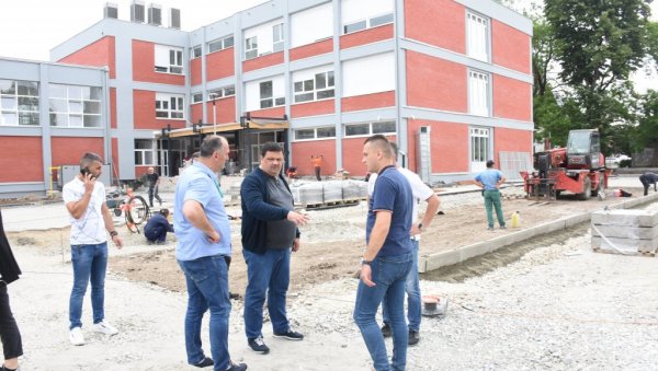 ЂАЦИ ОПЕТ У МИТРАЉЕТИ: Радови у батајничкој школи при крају ЂАЦИ ОПЕТ У МИТРАЉЕТИ: Радови у батајничкој школи при крају