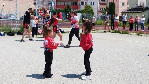 IZAŠLI DA PODRŽE SVOG LUNETA I SVE UHAPŠENE SRBE: Javni trening kik-boks kluba Kosovska Mitrovica (FOTO) IZAŠLI DA PODRŽE SVOG LUNETA I SVE UHAPŠENE SRBE: Javni trening kik-boks kluba Kosovska Mitrovica (FOTO)