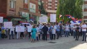 PROTEST SRBA U LEPOSAVIĆU: Stop Kurtijevom nasilju, Srbi hoće mir PROTEST SRBA U LEPOSAVIĆU: Stop Kurtijevom nasilju, Srbi hoće mir