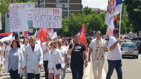 SVUDA SU LEKARI HEROJI, SAMO SU ZA KURTIJA KRIMINALCI: Veliki protest na KiM - Kolona kreće od Kosovske Mitrovice do Zvečana (FOTO/VIDEO) SVUDA SU LEKARI HEROJI, SAMO SU ZA KURTIJA KRIMINALCI: Veliki protest na KiM - Kolona kreće od Kosovske Mitrovice do Zvečana (FOTO/VIDEO)