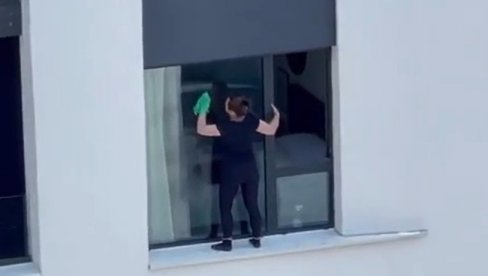 U ŽELJI DA GA ŠTO BOLJE OČISTI: Žena izašla kroz prozor na 11. spratu solitera, Beograđani šokirani onim što vide (VIDEO) U ŽELJI DA GA ŠTO BOLJE OČISTI: Žena izašla kroz prozor na 11. spratu solitera, Beograđani šokirani onim što vide (VIDEO)