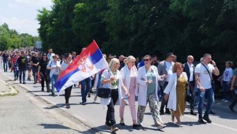 НЕМА ДЕЕСКАЛАЦИЈЕ ДОК ХАПСЕ НЕВИНЕ СРБЕ Велика колона Срба стигла у Звечан, протест због Куртијевог терора (ФОТО/ВИДЕО)