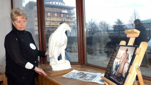 БРОНЗАНЕ КЊИГЕ ДРИНКЕ РАДОВАНОВИЋ: Завештала роду краља Петра, владику Николаја, кнеза Милоша, војводу Степу, Живојина Мишића... (ФОТО) БРОНЗАНЕ КЊИГЕ ДРИНКЕ РАДОВАНОВИЋ: Завештала роду краља Петра, владику Николаја, кнеза Милоша, војводу Степу, Живојина Мишића... (ФОТО)