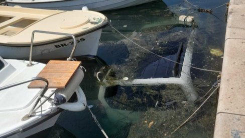 AUTO PARKIRAN U MORU: Nerealna scena u Baru (FOTO) AUTO PARKIRAN U MORU: Nerealna scena u Baru (FOTO)