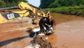 JOŠ TRAJE BORBA SA JOVANOVAČKOM REKOM: Vatrogasci, volonteri i meštani zatvaraju branu (FOTO)