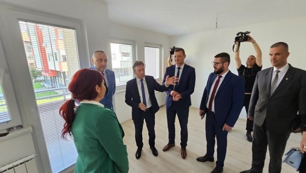 СТАНОВИ ПОРОДИЦАМА ХЕРОЈА: У Угљевику уручена решења о додели пет некретнина СТАНОВИ ПОРОДИЦАМА ХЕРОЈА: У Угљевику уручена решења о додели пет некретнина
