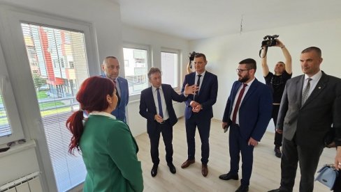 STANOVI PORODICAMA HEROJA: U Ugljeviku uručena rešenja o dodeli pet nekretnina STANOVI PORODICAMA HEROJA: U Ugljeviku uručena rešenja o dodeli pet nekretnina