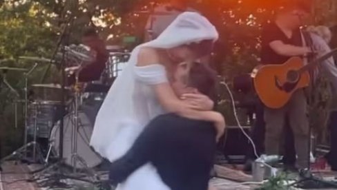 ANĐELA PRAVI JOŠ JEDNU SVADBU: Nakon intimne proslave na salašu - veselje i za Gagijeve i Brankine prijatelje (FOTO) ANĐELA PRAVI JOŠ JEDNU SVADBU: Nakon intimne proslave na salašu - veselje i za Gagijeve i Brankine prijatelje (FOTO)