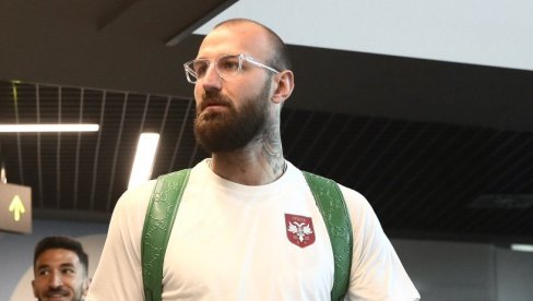 А ОДАБИР ОДЕЋЕ... Погледајте како је који фудбалер Србије дошао на окупљање пред мечеве одлуке за орлове (ФОТО) А ОДАБИР ОДЕЋЕ... Погледајте како је који фудбалер Србије дошао на окупљање пред мечеве одлуке за орлове (ФОТО)