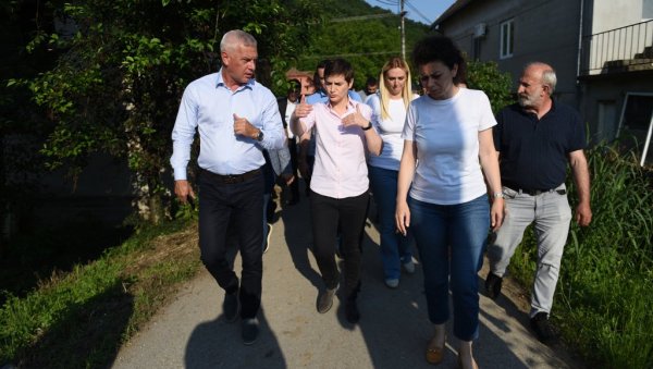 ЗАЈЕДНО ЋЕМО ПРЕБРОДИТИ И ОВО: Премијерка обишла подручја погођена поплавама у Ћићевцу и разговарала са грађанима (ФОТО/ВИДЕО) ЗАЈЕДНО ЋЕМО ПРЕБРОДИТИ И ОВО: Премијерка обишла подручја погођена поплавама у Ћићевцу и разговарала са грађанима (ФОТО/ВИДЕО)