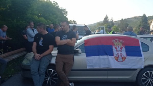 ВОЗАЧИ СРПСКИХ КАМИОНА СА ЈАРИЊА ОДЛУЧИЛИ ДА БЛОКИРАЈУ ПУТ ВОЗАЧИ СРПСКИХ КАМИОНА СА ЈАРИЊА ОДЛУЧИЛИ ДА БЛОКИРАЈУ ПУТ