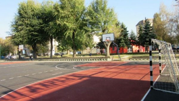 НОВИ ГОЛОВИ И КОШЕВИ ЗА БЛОК ПАРТИЗАН Реконструкција спортских терена у најнасељенијем делу Бачке Паланке НОВИ ГОЛОВИ И КОШЕВИ ЗА БЛОК ПАРТИЗАН Реконструкција спортских терена у најнасељенијем делу Бачке Паланке