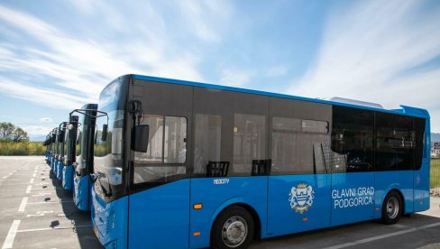ŽENA KAMENOVALA AUTOBUS, PA POBEGLA: Nesvakidašnji incident u Crnoj Gori ŽENA KAMENOVALA AUTOBUS, PA POBEGLA: Nesvakidašnji incident u Crnoj Gori