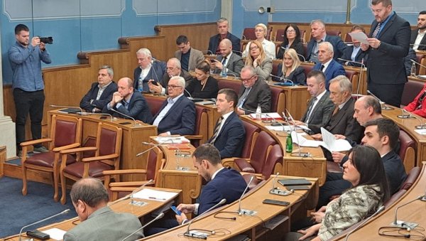 ГУЖВА У ПАРЛАМЕНТУ Места у посланичким клупама заузеће 20 партија, ван остало шест листа