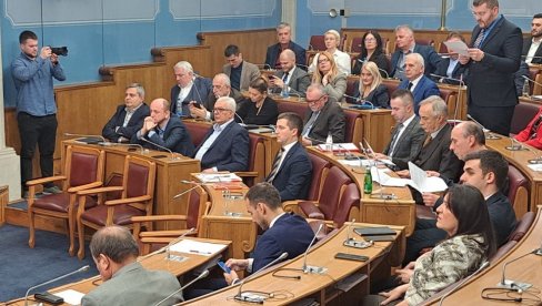 ГУЖВА У ПАРЛАМЕНТУ Места у посланичким клупама заузеће 20 партија, ван остало шест листа