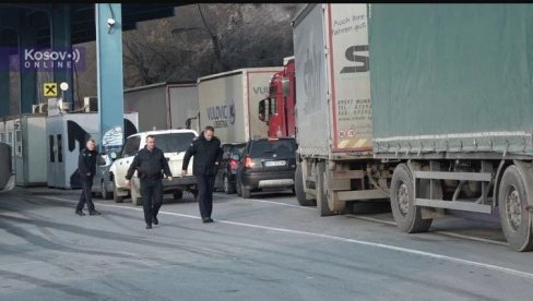 I DALJE BLOKADA KA PRELAZU MERDARE: Kamioni stoje, putnička vozila propuštaju I DALJE BLOKADA KA PRELAZU MERDARE: Kamioni stoje, putnička vozila propuštaju