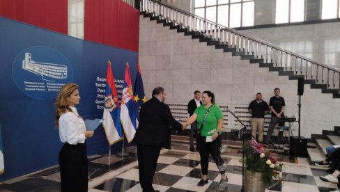 KEŠ DA OSTANU NA SELU: Mladima u ruralnim područjima Vojvodine raspodeljeno 200 miliona dinara KEŠ DA OSTANU NA SELU: Mladima u ruralnim područjima Vojvodine raspodeljeno 200 miliona dinara
