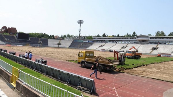 НОВА ТРАВА И У ХУМСКОЈ: Велика реконструкција терена на стадиону Партизана