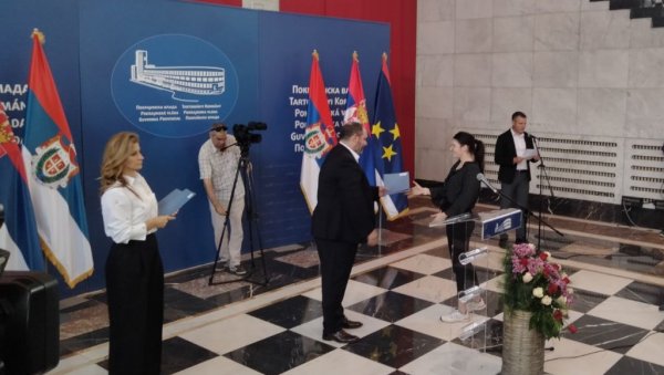 ПОДРШКА МЛАДИМА У СЕЛИМА ВОЈВОДИНЕ: Покрајина издвојила 200 милиона динара за 163 газдинства ПОДРШКА МЛАДИМА У СЕЛИМА ВОЈВОДИНЕ: Покрајина издвојила 200 милиона динара за 163 газдинства