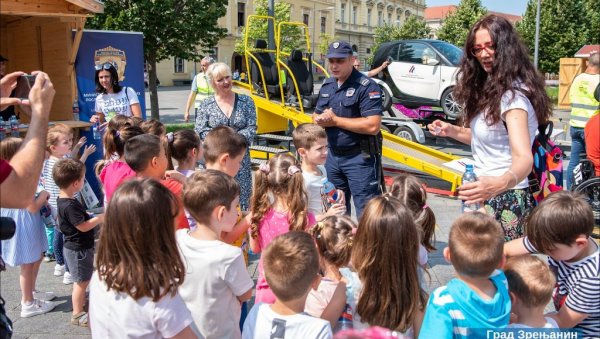 ЗА ЗДРАВИЈЕ И СРЕЋНИЈЕ ДЕТИЊСТВО: Сајам родитељства одржан на градском тргу у Зрењанину (ФОТО)