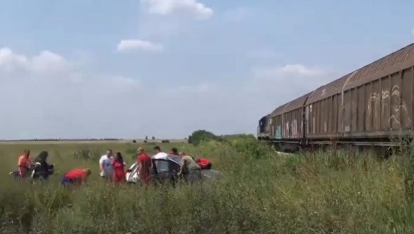 СУДАР ВОЗА И КОМБИЈА КОД ВЛАДИЧИНОГ ХАНА: Двоје повређених у несрећи на пружном прелазу СУДАР ВОЗА И КОМБИЈА КОД ВЛАДИЧИНОГ ХАНА: Двоје повређених у несрећи на пружном прелазу