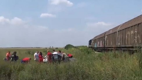 VATROGASCI SEKU VOZILO DA IZVUKU POVREĐENE: Teretni voz naleteo na automobil kod Ade (VIDEO)