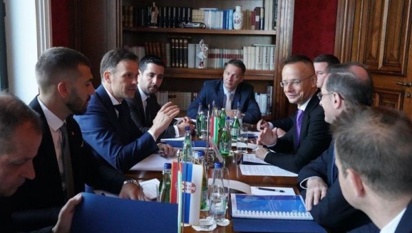 МАЛИ РАЗГОВАРАО СА МАЂАРСКИМ КОЛЕГАМА: Веже нас јако, стратешко партнерство и искрено пријатељство (ФОТО) МАЛИ РАЗГОВАРАО СА МАЂАРСКИМ КОЛЕГАМА: Веже нас јако, стратешко партнерство и искрено пријатељство (ФОТО)