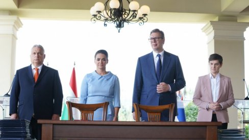NAPRAVILI SMO JEDAN ISTORIJSKI KORAK: Predsednik Vučić se oglasio nakon sastanka sa mađarskim državnim vrhom (VIDEO) NAPRAVILI SMO JEDAN ISTORIJSKI KORAK: Predsednik Vučić se oglasio nakon sastanka sa mađarskim državnim vrhom (VIDEO)