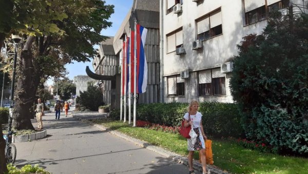 ГРАЂАНИ БИРАЈУ ИЗМЕЂУ ШЕСТ ЛИСТА: У Сремској Митровици ГИК донео решења ГРАЂАНИ БИРАЈУ ИЗМЕЂУ ШЕСТ ЛИСТА: У Сремској Митровици ГИК донео решења
