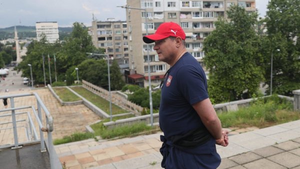А НА ПАРКИНГУ... Ево шта је Пикси урадио орловима у Бугарској пред важан меч (ФОТО) А НА ПАРКИНГУ... Ево шта је Пикси урадио орловима у Бугарској пред важан меч (ФОТО)