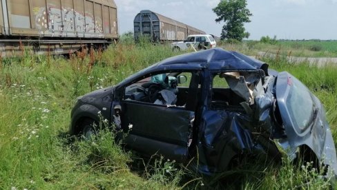 PUTNICA IZ RENOA ŽIVOTNO UGROŽENA: Novi detalji sudara voza i automobila kod Kikinde (FOTO)