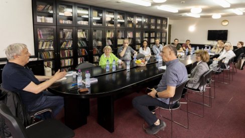 ПОЧЕЛЕ ПРОБЕ ЛУТКЕ СА КРЕВЕТА БРОЈ 21: Драму Ђорђа Лебовића режира Егон Савин у београдском Народном позоришту ПОЧЕЛЕ ПРОБЕ ЛУТКЕ СА КРЕВЕТА БРОЈ 21: Драму Ђорђа Лебовића режира Егон Савин у београдском Народном позоришту