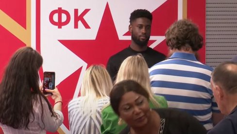 MAMA JE BILA HIT NA KONFERENCIJI: Zvezda dovela novog napadača, a on ni pet, ni šest - otkrio šta mu je u tome dosadno (VIDEO) MAMA JE BILA HIT NA KONFERENCIJI: Zvezda dovela novog napadača, a on ni pet, ni šest - otkrio šta mu je u tome dosadno (VIDEO)