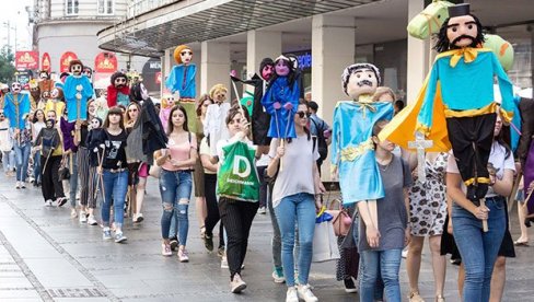 SA CAREM DUŠANOM KROZ GRAD: Studenti Učiteljskog fakulteta predstavili svoje lutkarske radove SA CAREM DUŠANOM KROZ GRAD: Studenti Učiteljskog fakulteta predstavili svoje lutkarske radove