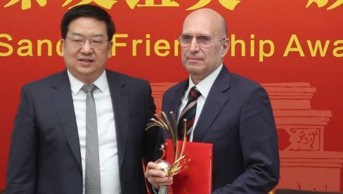ПРОФЕСОР ДИМИТРИЈЕ ПЕЦИЋ НАГРАЂЕН У ДРЕВНОЈ ПРЕСТОНИЦИ КИНЕ: Признање са Пута свиле ПРОФЕСОР ДИМИТРИЈЕ ПЕЦИЋ НАГРАЂЕН У ДРЕВНОЈ ПРЕСТОНИЦИ КИНЕ: Признање са Пута свиле