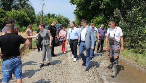 ОБИЛАЗАК ПОПЛАВЉЕНИХ ПОДРУЧЈА У ПАРАЋИНУ: На терену државна секретарка Министарства пољопривреде Ивана Поповић (ФОТО) ОБИЛАЗАК ПОПЛАВЉЕНИХ ПОДРУЧЈА У ПАРАЋИНУ: На терену државна секретарка Министарства пољопривреде Ивана Поповић (ФОТО)