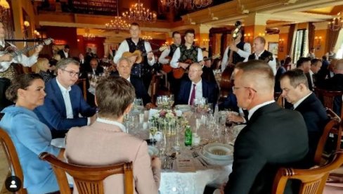 ПЕВАЈУ СРПСКЕ И МАЂАРСКЕ ПЕСМЕ ПОДЈЕДНАКО ДОБРО Пријатно дружење након важних разговора српског и мађарског државног врха (ФОТО) ПЕВАЈУ СРПСКЕ И МАЂАРСКЕ ПЕСМЕ ПОДЈЕДНАКО ДОБРО Пријатно дружење након важних разговора српског и мађарског државног врха (ФОТО)