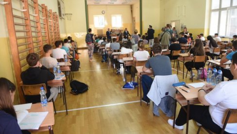 POČELO POLAGANJE ZAVRŠNOG ISPITA U OSNOVNIM ŠKOLAMA: Đaci danas rešavaju test iz maternjeg jezika