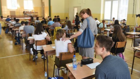 SVE SPREMNO ZA POLAGANJE MALE MATURE: Osmaci danas polažu test iz srpskog jezika SVE SPREMNO ZA POLAGANJE MALE MATURE: Osmaci danas polažu test iz srpskog jezika