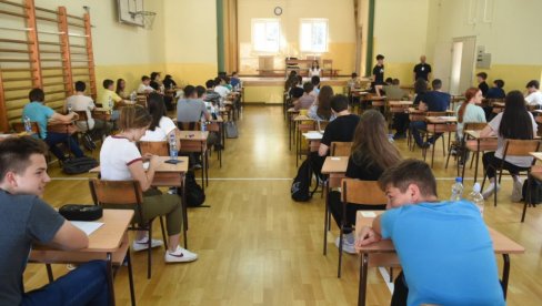 РУПЕ У ЗНАЊУ ПОПУЊАВАЈУ ЗА 1.000 ЕВРА: Мали матуранти увелико почели са обнављањем градива како би се што боље спремили за завршни испит