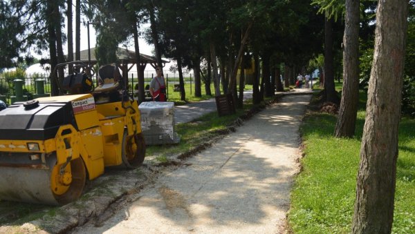 РЕКОНСТРУКЦИЈА ТРИМ СТАЗЕ: У Свилајнцу уређују парк Пољопривредно-ветеринарске школе (ФОТО) РЕКОНСТРУКЦИЈА ТРИМ СТАЗЕ: У Свилајнцу уређују парк Пољопривредно-ветеринарске школе (ФОТО)