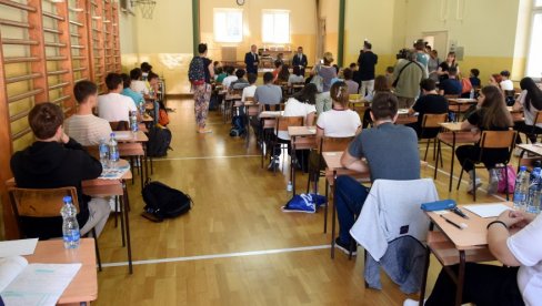 OSMACI LISTOM BIRAJU - GEOGRAFIJU: Za treći test na maloj maturi opredelilo se 45.504, od oko 65.000 učenika osmog razreda