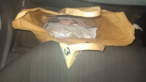 UHAPŠENI SA KOKAINOM I MARIHUANOM: Drogu krili iza sedišta (FOTO) UHAPŠENI SA KOKAINOM I MARIHUANOM: Drogu krili iza sedišta (FOTO)