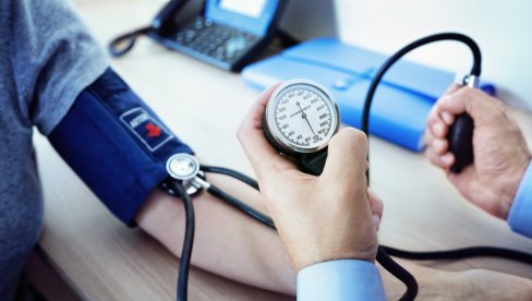 IMAO PRITISAK 220/150, POPIO LEK, 10 MINUTA KASNIJE PONOVO POZVAO: Mirnu noć u Hitnoj prekinuo poziv u zoru IMAO PRITISAK 220/150, POPIO LEK, 10 MINUTA KASNIJE PONOVO POZVAO: Mirnu noć u Hitnoj prekinuo poziv u zoru