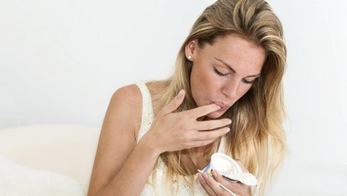 NEKE NAVIKE IPAK NISU NEZDRAVE: Slobodno oližite poklopac od jogurta NEKE NAVIKE IPAK NISU NEZDRAVE: Slobodno oližite poklopac od jogurta